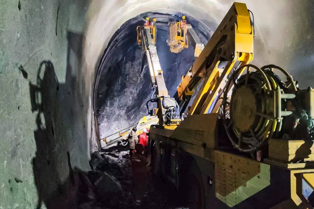 在進行拱錨一體機維護時,有沒有什么特別需要注意的電氣操作(圖1) 在進行拱錨一體機維護時,有沒有什么特別需要注意的電氣操作(圖1)