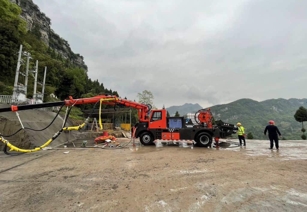混凝土濕噴臺(tái)車不僅提高了施工效率和質(zhì)量，還能保障工人健康(圖1)