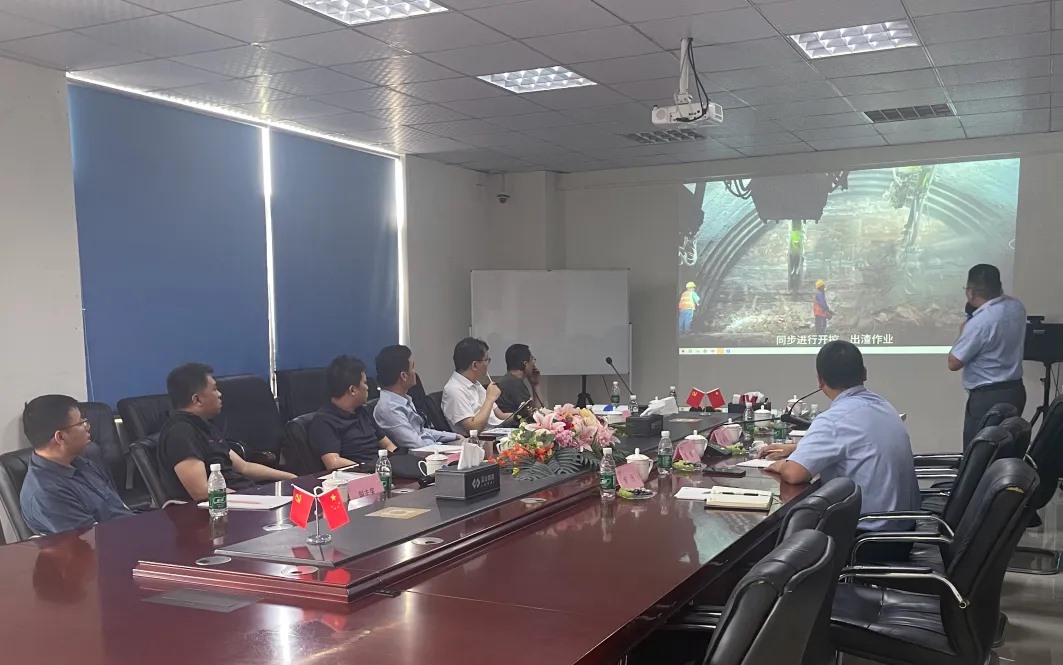 中鐵十一局五公司物資設備部長陳林一行蒞臨藍海智能考察交流(圖4) 中鐵十一局五公司物資設備部長陳林一行蒞臨藍海智能考察交流(圖4)